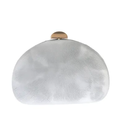 Clutch oval argintiu cu aspect modern si inchidere eleganta