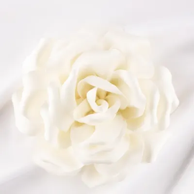 Brosa floare alba ivory satinata cu diametru de 15 cm, cu clips pentru par