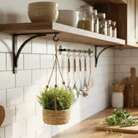 Plantă artificială Rozmarin 11 cm în ghiveci suspendat tip coș împletit, cu agățătoare – decor rustic cu plante aromatice pentru interior