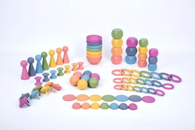 Set de piese din lemn Curcubeu - 7 culori, 12 forme diferite - 84 de piese într-un săculeţ din pânză