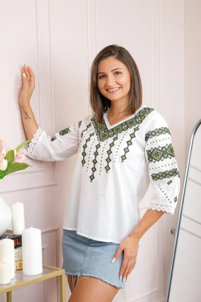 Bluza alba cu motiv geometric verde Doina 04