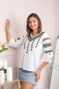Bluza alba cu motiv geometric verde Doina 04