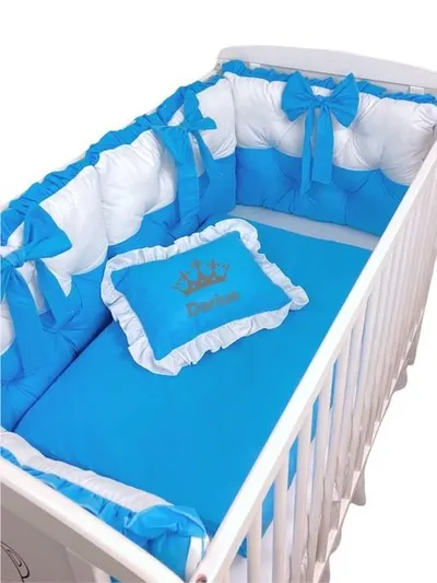 Lenjeria de pat Personalizata cu 4 perne aparatori matlasate, cearceaf cu volanas, pilota si pernuta 140x70 cm albastru turquoise