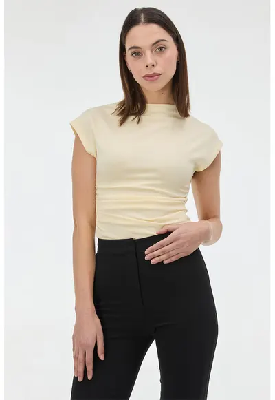 Tricou slim fit cu fronseu - Crem