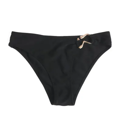 Slip de baie negru cu accesoriu metalic elegant