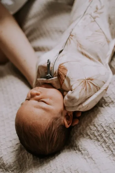 Saculet Swaddle pentru infasat nou nascut + caciulita First Step Boho Sleepee