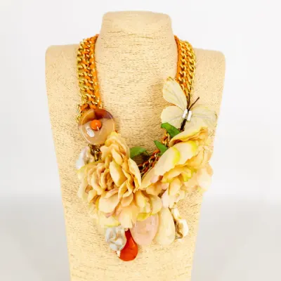 Colier statement bej cu floare E i fluture pe impletitura de lant , stil italian