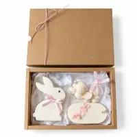 Set cadou Paște cu lumânare iepuraș din ceară de soia, odorizant dulap și wax melts în cutie cadou - Iasomie & Vanilie