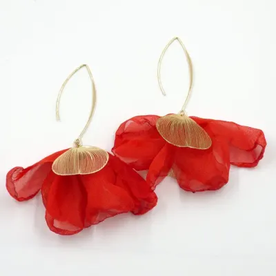Cercei statement tip floare cu detalii aurii, din matase, stil elegant de vara, rosii
