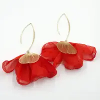 Cercei statement tip floare cu detalii aurii, din matase, stil elegant de vara, rosii