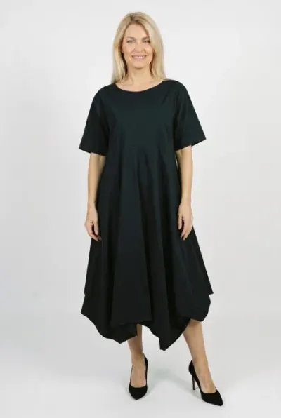 Rochie midi lejera oversize din vascoza, cu croi amplu si colturi, neagra