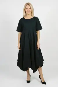 Rochie midi lejera oversize din vascoza, cu croi amplu si colturi, neagra