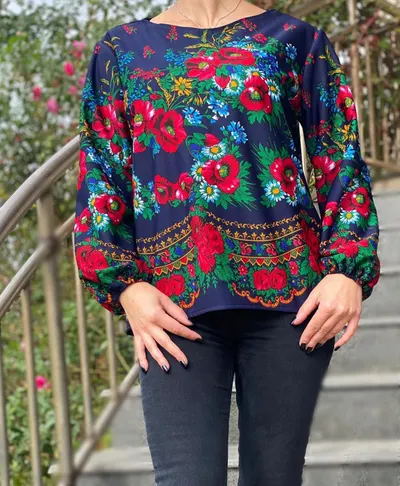 Bluza stilizata cu motive florale Sanziana 12