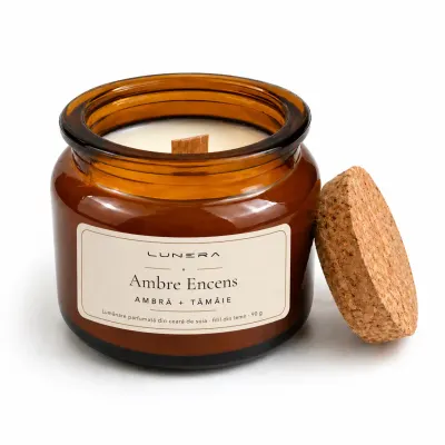 Lumânare parfumată din ceară de soia Ambre Encens - Ambră și Tămâie 90 g - Verde salvie