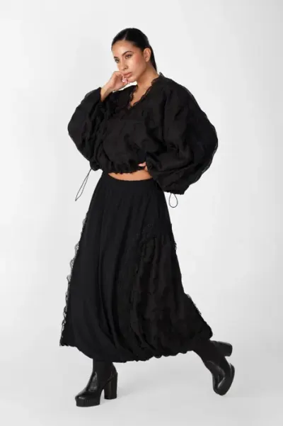 Bluza neagra oversize cu maneci fluture si dantela