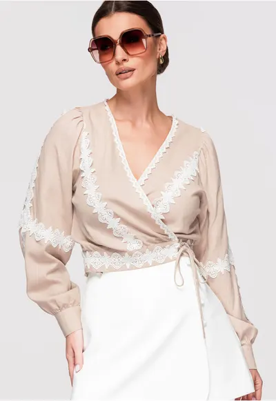 Bluza tip ie cu croiala petrecuta - maneci lungi si aplicatii delicate din dantela - Bej