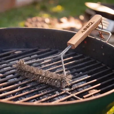 Perie pentru curățarea grătarului, formă triunghiulară, peri metalici rezistenți, mâner din lemn, BBQ