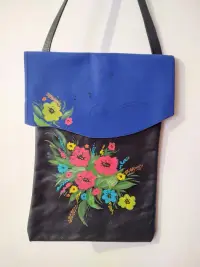 Geanta vesela din piele naturala neagra si albastru electric ,cu motiv floral