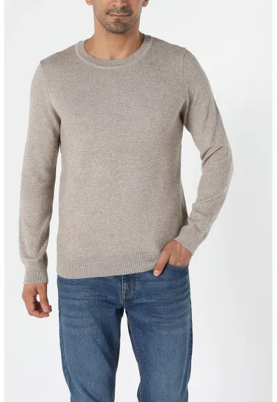 Pulover regular fit cu decolteu la baza gatului
