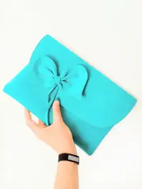 Plic handmade cu fundita, din piele naturala turcoaz