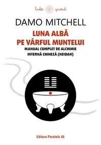 Luna albă pe vârful muntelui - Paperback brosat