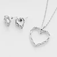 Set argintiu format din colier si cercei cu forma de inima cu pietricele alb-argintii din cubic zirconia