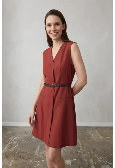 Rochie mini tip shift rosie - cu decolteu in V - fara maneci - cu curea - din lyocell