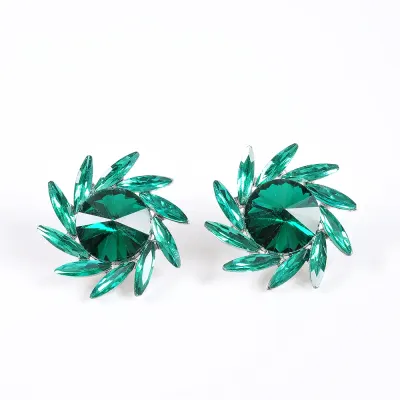 Cercei eleganti cu pietre verzi si design floral modern