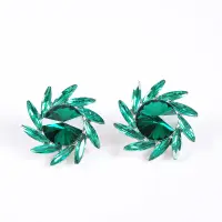 Cercei eleganti cu pietre verzi si design floral modern