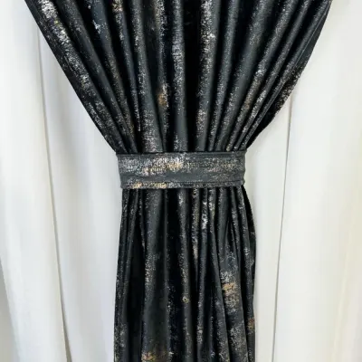 Draperie Catifea Asama cu insertii aurii, Negru - V16, 140cm latime x 260cm inaltime cu tiv lat pt bara