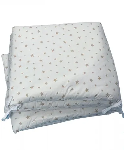 Set de aparatori pufoase h35 pat 140x70 cm DeLuxe Stelute bej pe alb