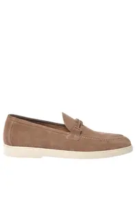 Pantofi loafer de piele intoarsa cu monograma metalica - Bej