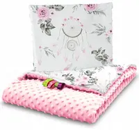Set paturica 75x100 cm si perna 35x30 cm pentru copii, BabyMam minky pink Dreamcatcher, versatila cu doua fete