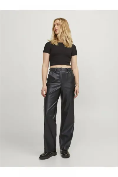 Pantaloni negri din piele eco cu croiala lejera
