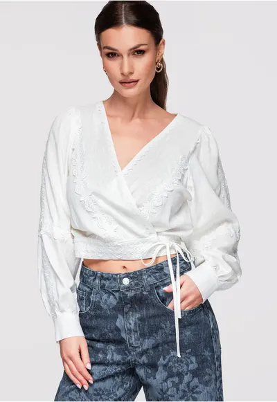 Bluza tip ie cu croiala petrecuta - maneci lungi si aplicatii delicate din dantela - Alb