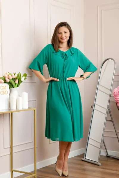 Rochie verde smarald vaporoasa cu elastic in talie si volanas la decolteu Allegra