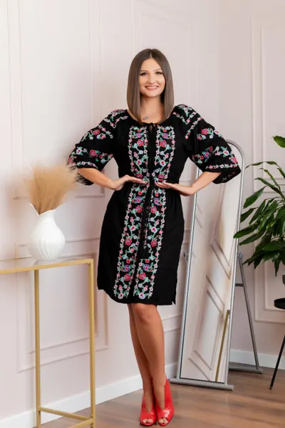 Rochie traditionala neagra cu motiv floral multicolor Gisela 01