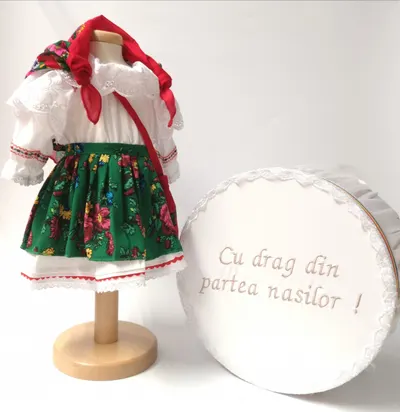 Set Botez Traditional a, Costum Traditional Fetite Verde- 2 piese costumas si cutie botez