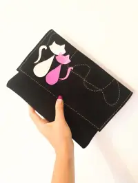 Plic handmade negru din piele naturala intoarsa, cu pisicute