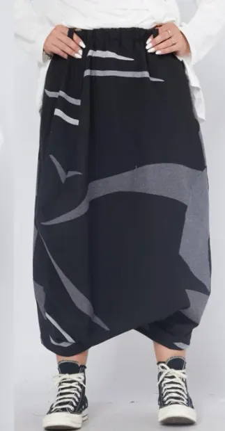 Fusta pantalon statement cu volum arhitectural si imprimeu geometric , stil urban