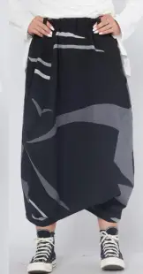 Fusta pantalon statement cu volum arhitectural si imprimeu geometric , stil urban