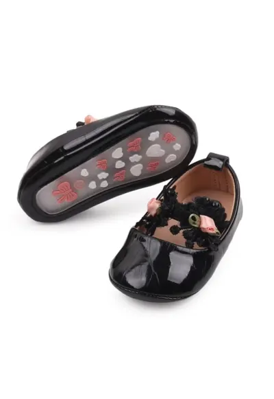Pantofi Model AL 13783 cu trandafirasi roz - Piele lacuita - Fete - Negru