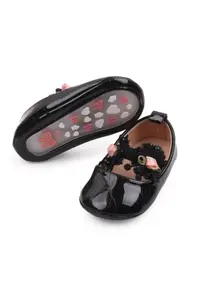 Pantofi Model AL 13783 cu trandafirasi roz - Piele lacuita - Fete - Negru