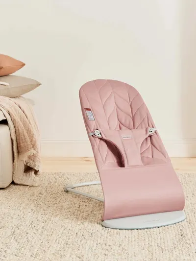 Balansoar BabyBjorn Bliss Dusty Pink din tesatura matlasata cu aspect delicat de petala