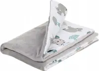 Paturica pentru copii BabyMam Safari realizata cu doua fete din bumbac si din plus pufos, dimensiune 75 x 50 cm