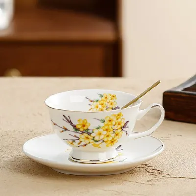 Cană pentru cappuccino și ceai Morello - Galbenă primăvară, cu farfurioară și linguriță, 250 ml