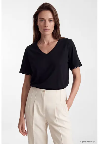 Tricou cu decolteu in V si detalii perforate - Negru