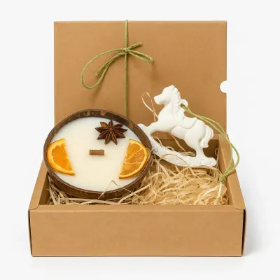 Set cadou Crăciun – lumânare din ceară de soia în bol de nucă de cocos & decorațiune căluț balansoar - Vin fiert & Portocală