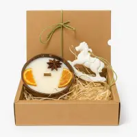 Set cadou Crăciun – lumânare din ceară de soia în bol de nucă de cocos & decorațiune căluț balansoar - Măr copt & Scorțișoară