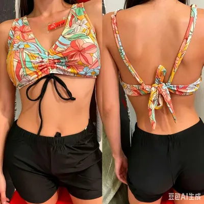 Costum de baie trei piese, cu top floral și pantaloni scurți negri 2010